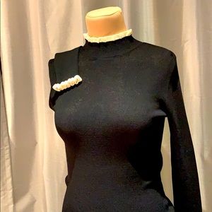 H&M light weight top with cream accents.